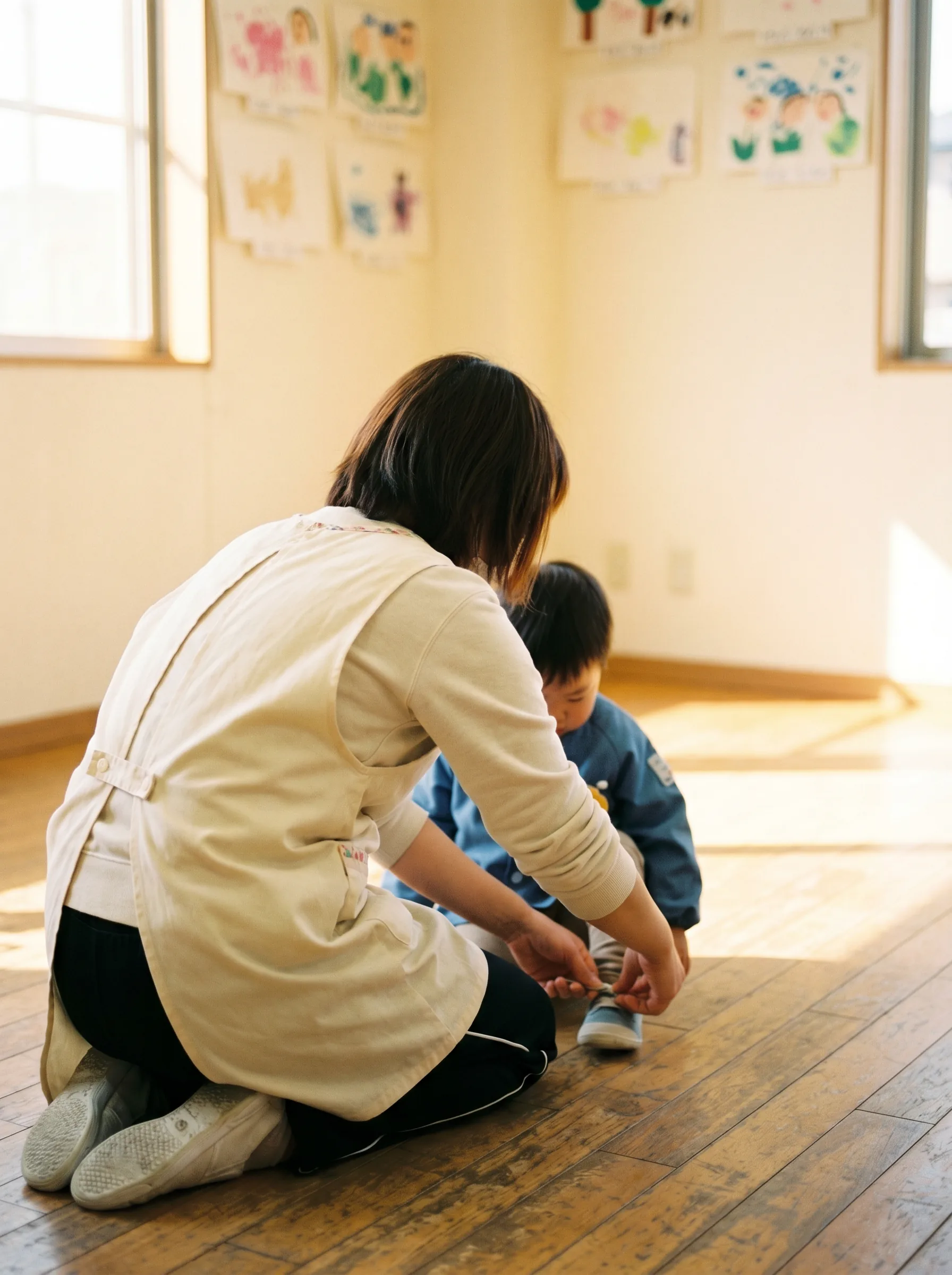 子どもに寄り添う保育者の姿